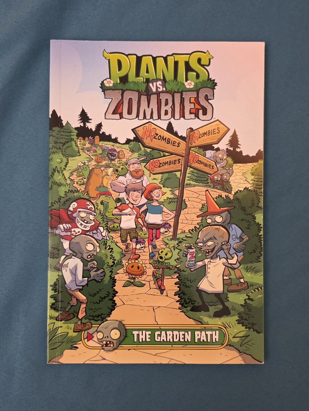 NWOT Plants vs. Zombies: The Garden Path Paperback Comic Book